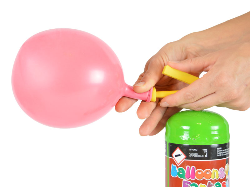 Helium klein mit halb aufgeblasenen Latexballon